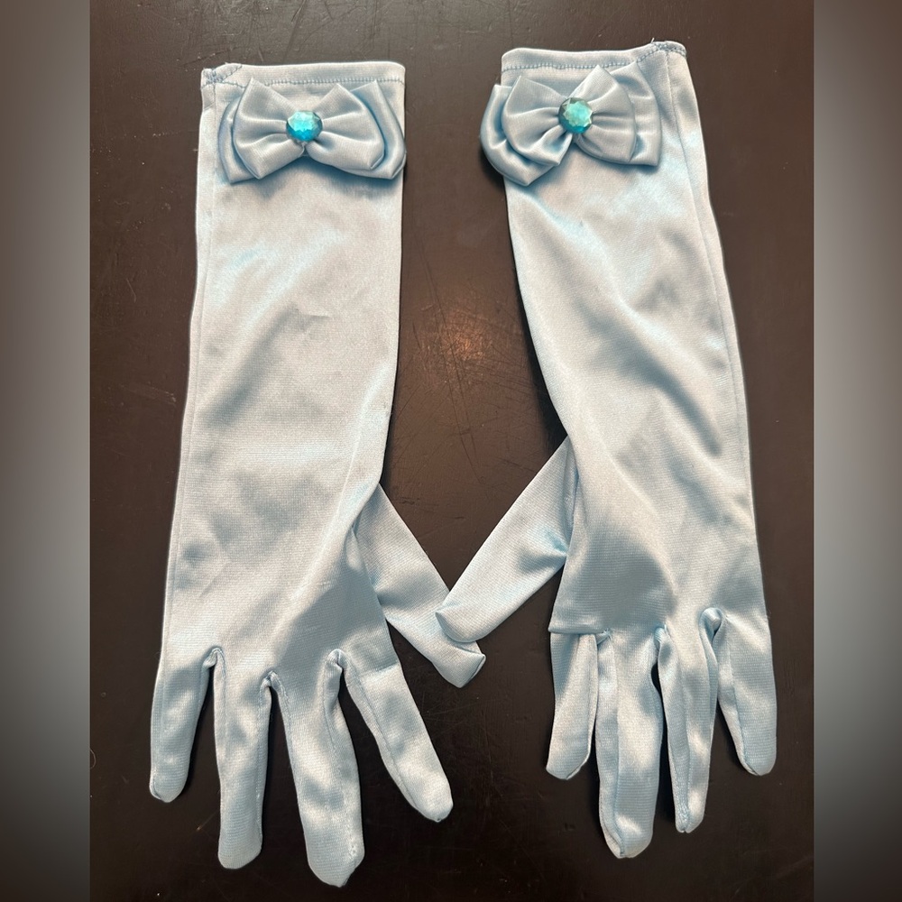 Size 7/8 Elsa Halloween dress with detachable cape and gloves. - Picture 6 of 8
